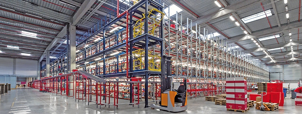 A large picking installation with conveyors to manage the online sales of 10,000 pairs of shoes a day