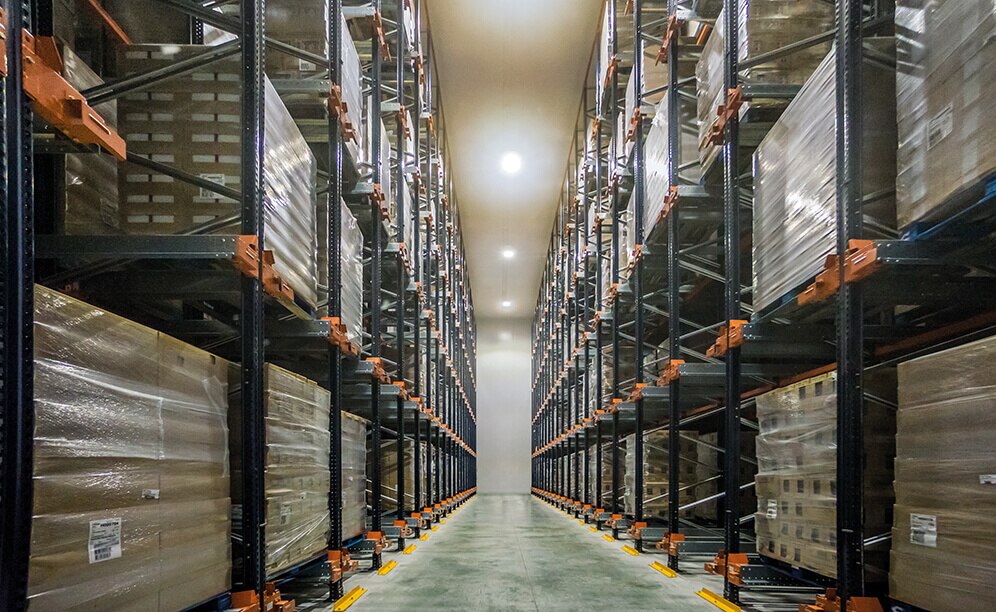Mecalux has equipped the frozen storage chambers with two different storage systems: drive-in pallet racks and the Pallet Shuttle system
