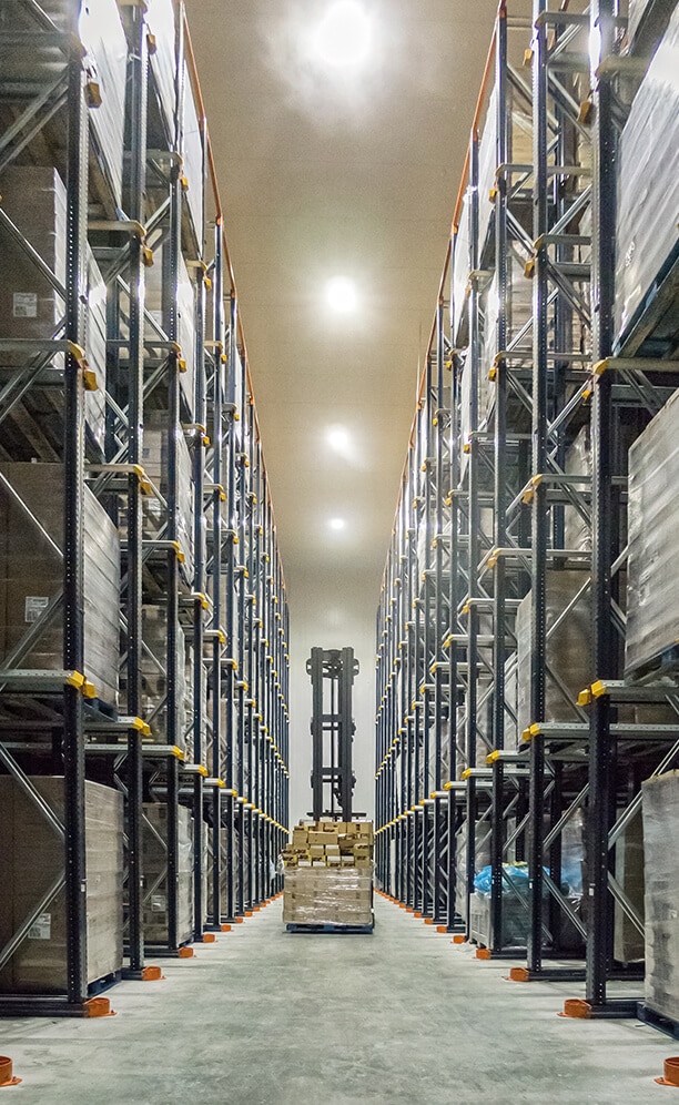 The racks comprise a set of 13 m high lanes, with five levels equipped with support rails and pallet centralisers for proper insertion of the loads