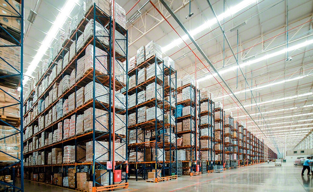 El centro de distribución de Armazém Mateus destaca por sus enormes dimensiones y por proporcionar una capacidad de almacenaje para más de 91.300 pallets