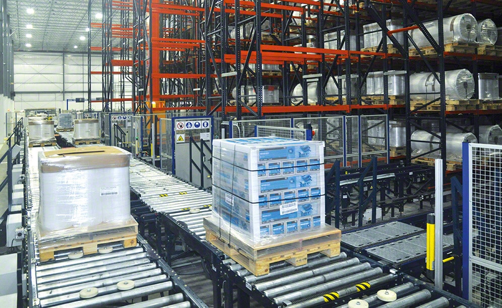 The system automatically delivers the slave pallet during the inbound process and recycles it back into the system after the outbound pallet is taken for shipping