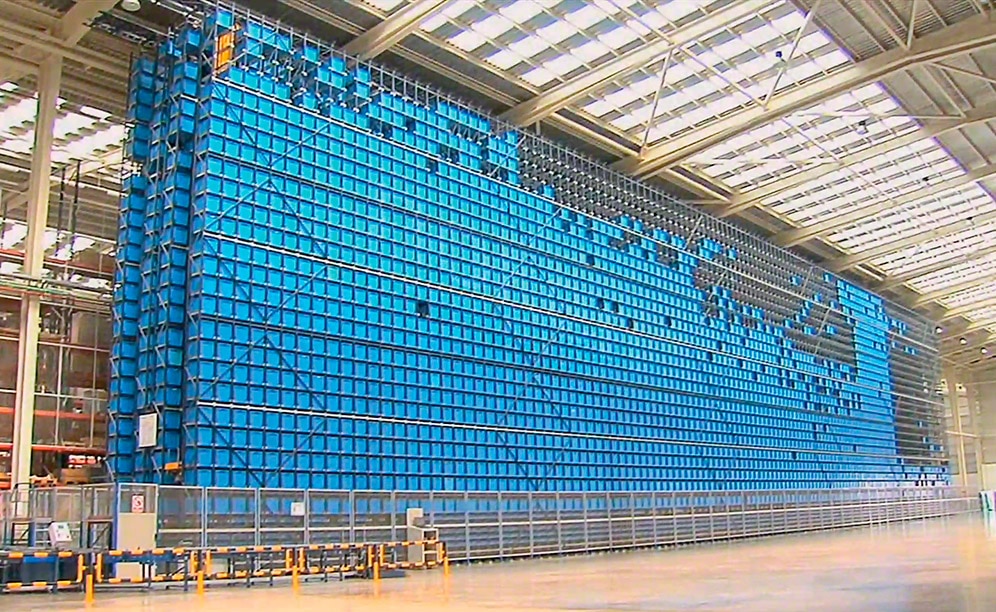 The warehouse is composed of two aisles with single-depth racking on both sides. Standing 15 m high, the 30 different levels provide a 15,360 box storage capability