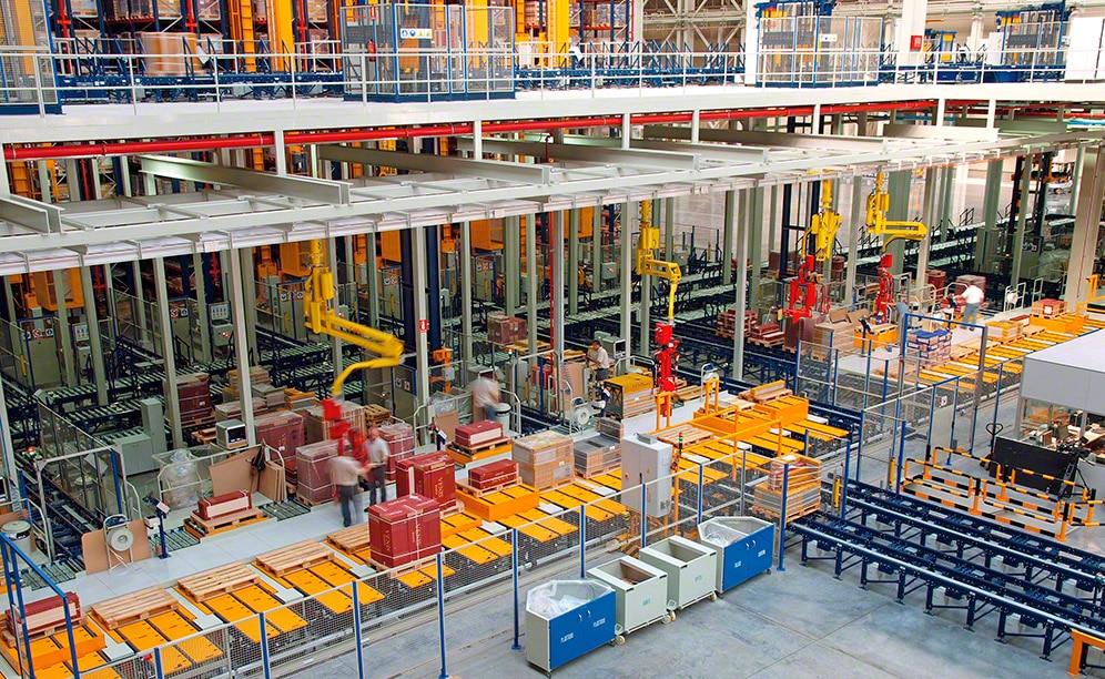 Picking area is made of eight aligned picking stations, where 32 orders are prepared simultaneously
