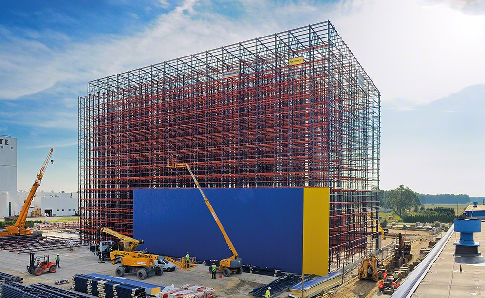 A clad-rack warehouse for the Lakma chemicals company
