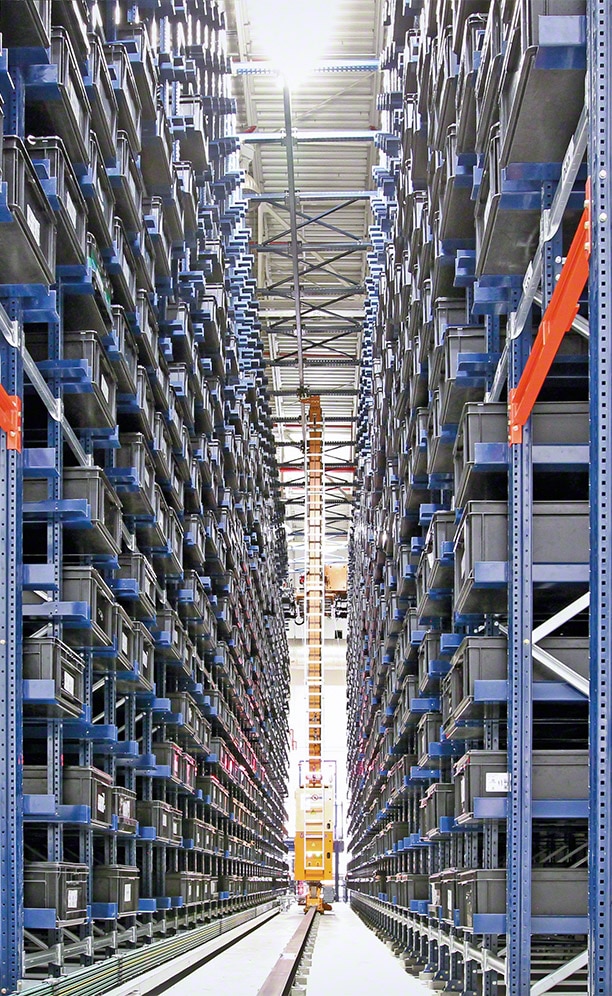 The warehouse is composed of two aisles with double-deep racking on both sides