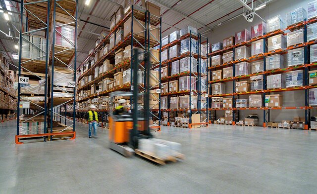KMC-Services has equipped two warehouses in its logistics centre in Poland with a pallet rack system by Mecalux