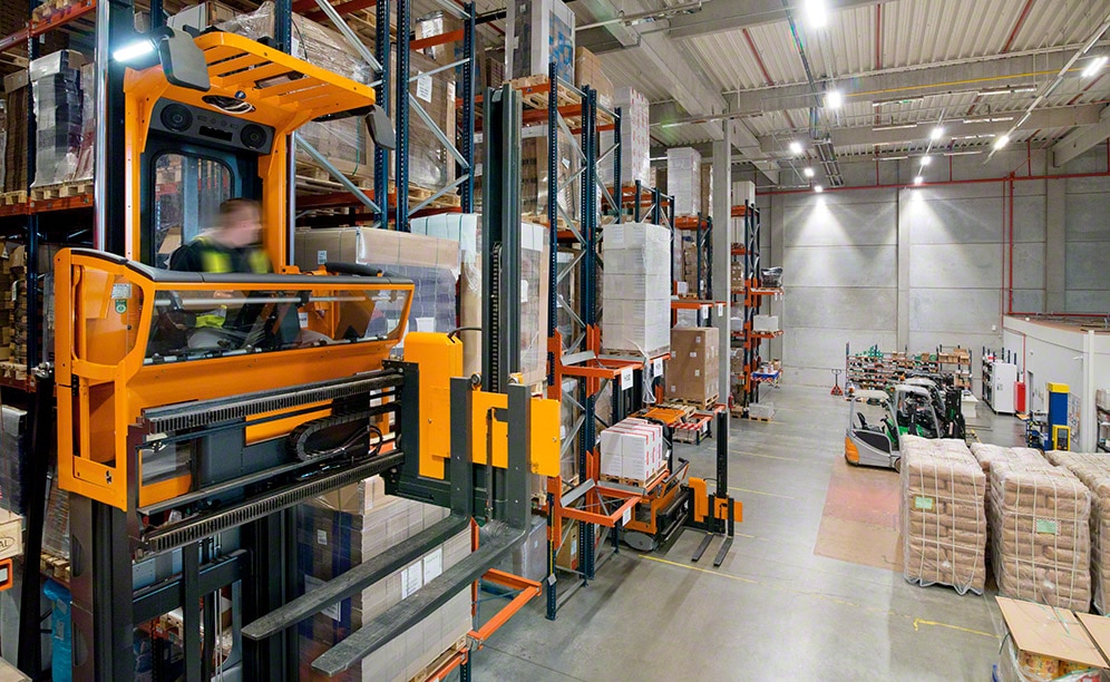 Goods handling is done via reach trucks and with trilateral forklifts