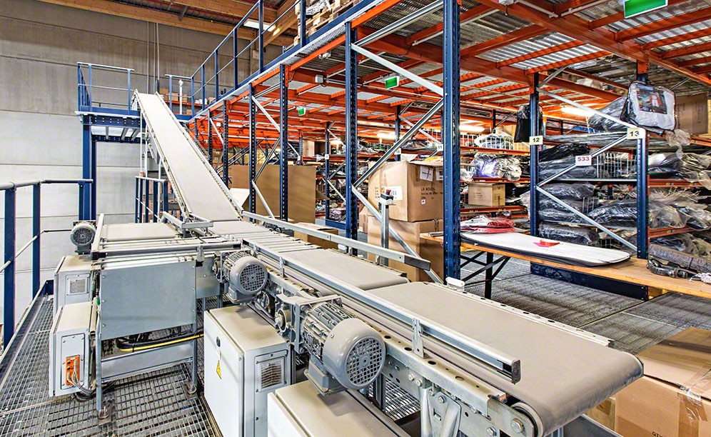 Conveyors that connect the levels of shelving with walkways