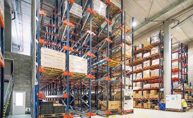 Mecalux equipped the facility with the high-density Pallet Shuttle system, two blocks of Movirack mobile racks and pallet racking