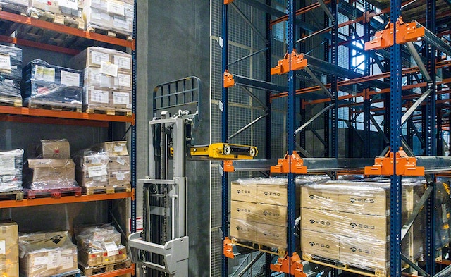 The block with the semi-automatic Pallet Shuttle system comprises 25 channels that are 14 m long and able to store 16 pallets deep