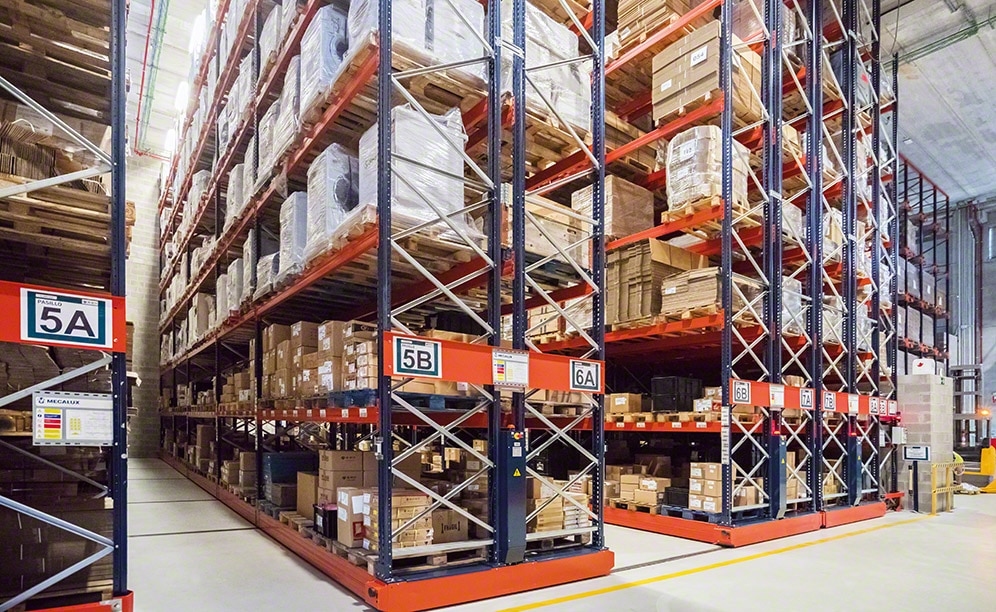 Two blocks of Movirack mobile racks are installed in which the company houses 1,680 pallets