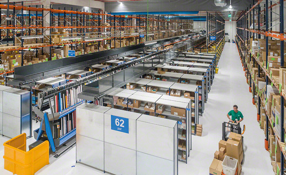 Mecalux has provided all the storage equipment that makes up the installation: light-duty shelves, live storage for picking and pallet racks