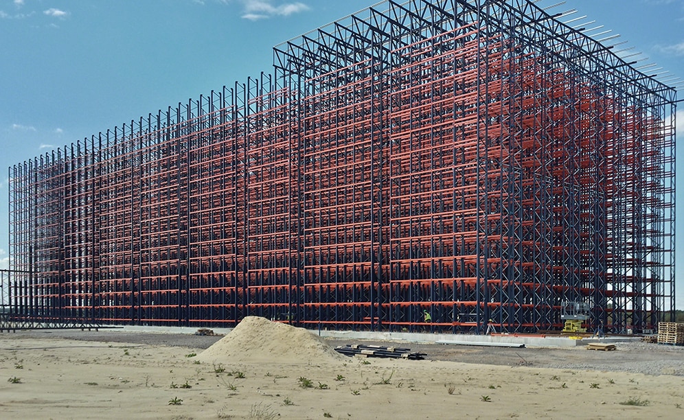 The warehouse is 25 m high, 97 m long and 35 m wide and consists of eight aisles The warehouse is 25 m high, 97 m long and 35 m wide and consists of eight aisles