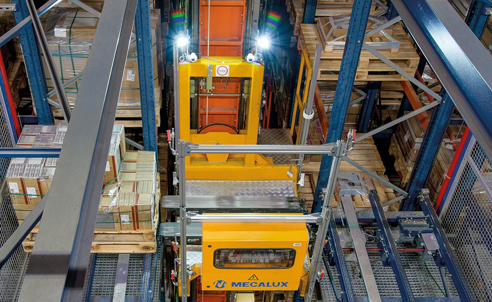 Stacker cranes have single-depth telescopic forks for handling goods Stacker cranes have single-depth telescopic forks for handling goods