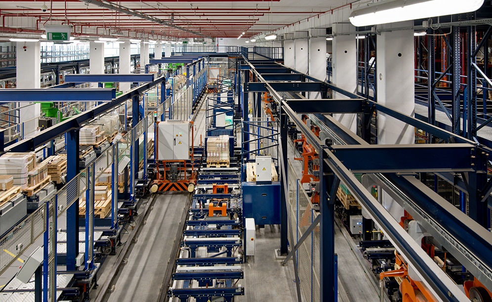 Two double transfer cars organise this area and distribute the pallets between input conveyors, wait stations and picking stations
