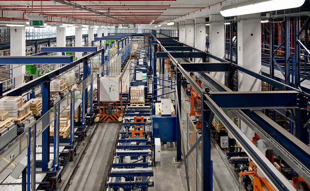 Two double transfer cars organise this area and distribute the pallets between input conveyors, wait stations and picking stations Two double transfer cars organise this area and distribute the pallets between input conveyors, wait stations and picking stations