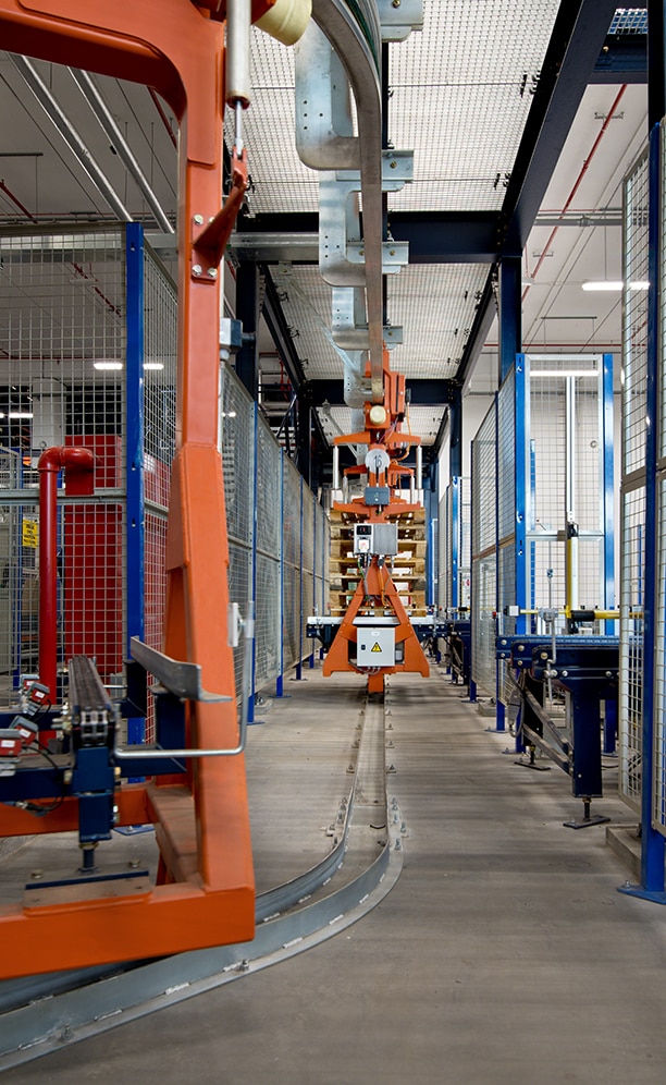 The different areas found on the picking level are connected automatically by electric monorail and transfer car circuits The different areas found on the picking level are connected automatically by electric monorail and transfer car circuits