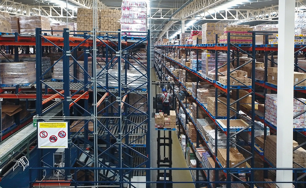 The picking towers can store 1,908 pallets all together in the live racking, 2,840 pallets in the push-back ones and 40,700 cardboard boxes