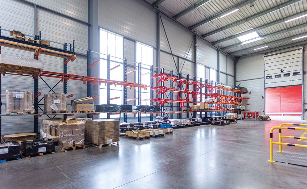 The longest and largest unit loads are housed on cantilever racks