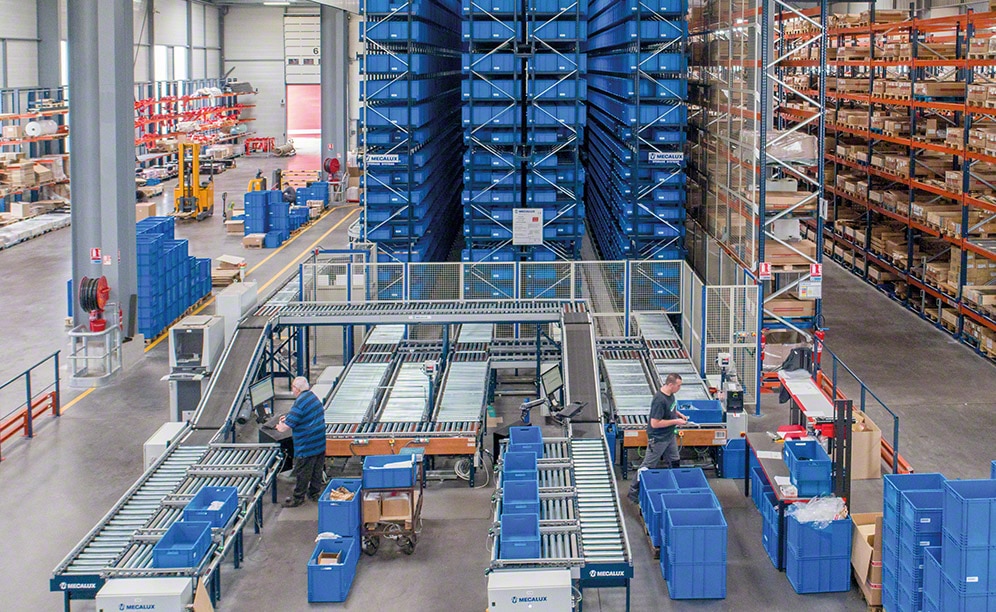 The frontal part of the warehouse is where a roller conveyor circuit is installed that takes goods to the two picking stations