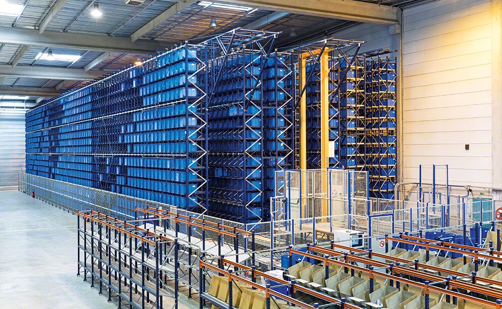 The automated warehouse for boxes comprises three aisles with double-depth racks on both sides that measure 43 m long, 9 m high and have 15 levels