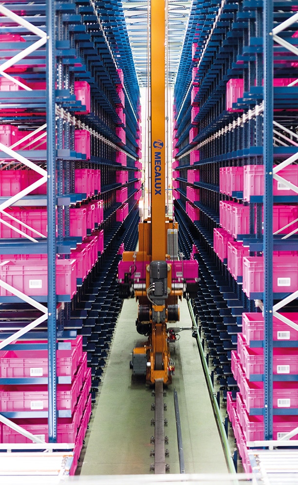 The 8 m high warehouse consists of a single aisle with 30 m long, double-depth racking and a twin-mast stacker crane