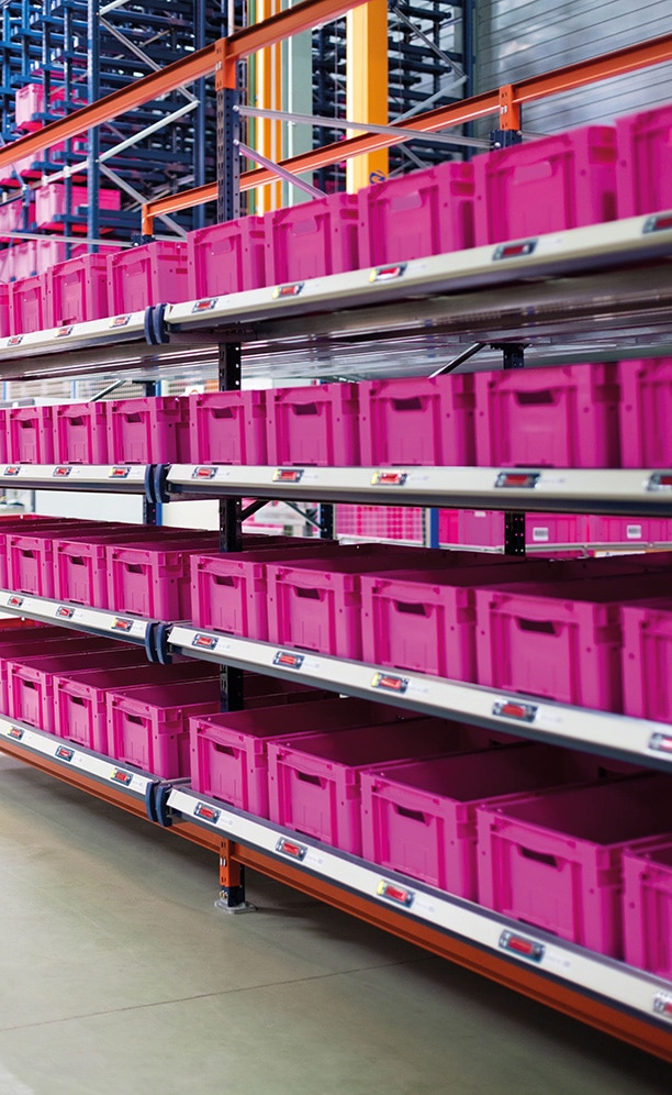 These 8 m high shelves, with a capacity for 192 boxes spread over four levels, are used to deposit the items once products from the miniload automated warehouse are picked