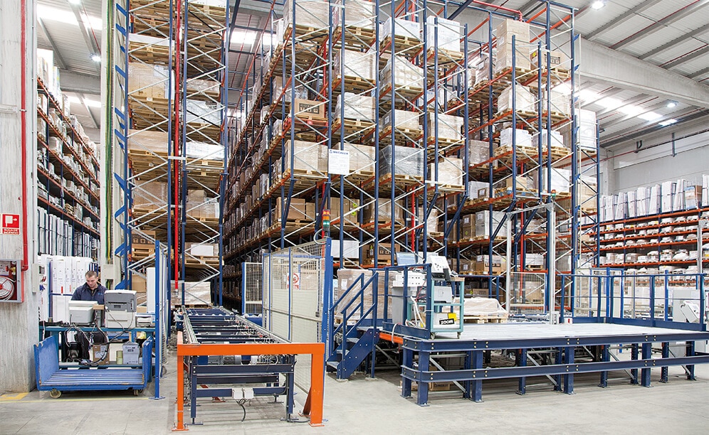 The installation at Industrias Cosmic consists of an automated warehouse with live channels and a picking station at the front, plus a conventional pallet racking warehouse