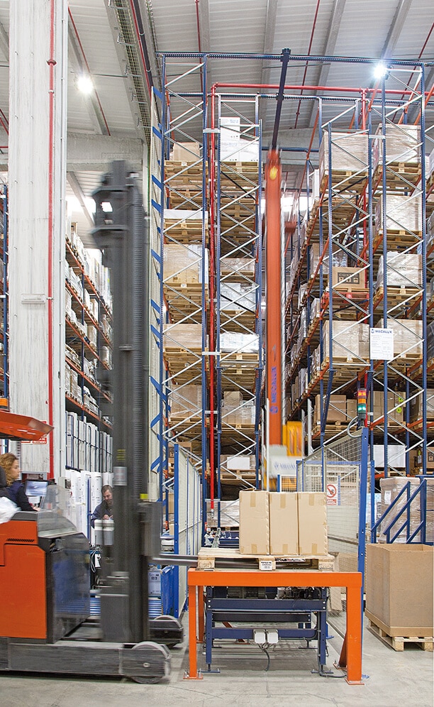 The automated warehouse has two single-mast stacker cranes with capacity to store up to 3,674 pallets