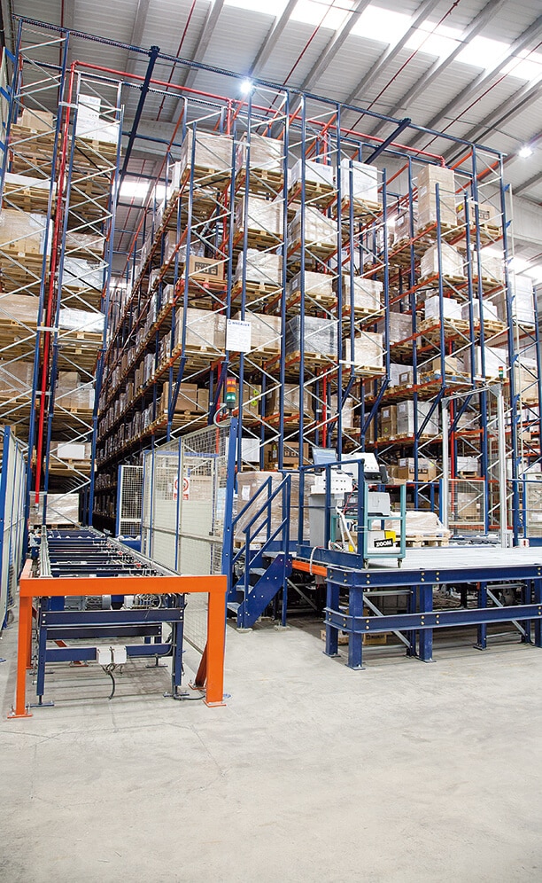 Incoming and outgoing processes in the warehouse are performed using a conveyor circuit that incorporates a pallet checkpoint