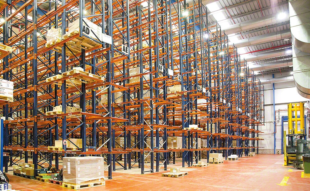 An overhanging structure was built over the entry and exit conveyor lines of the working aisles to recover the storage capacity lost with this solution