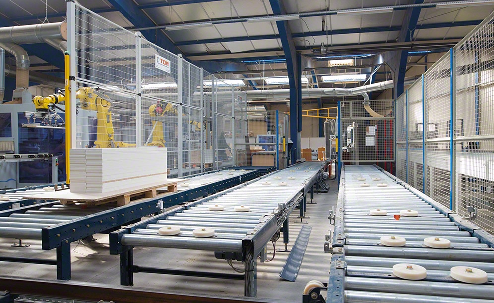 Conveyors ensure a constant flow of goods and their automatic transfer to the furthest points of the production centre