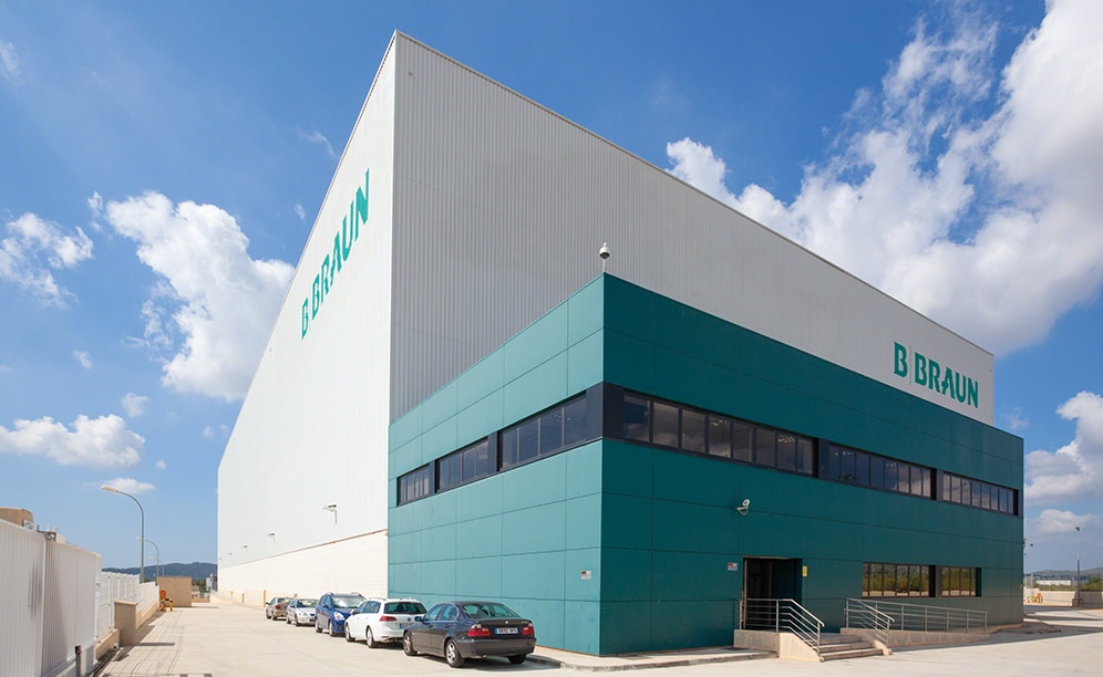 The 124.5 m long, 66 m wide, 28 m high clad-rack warehouse contains eleven aisles