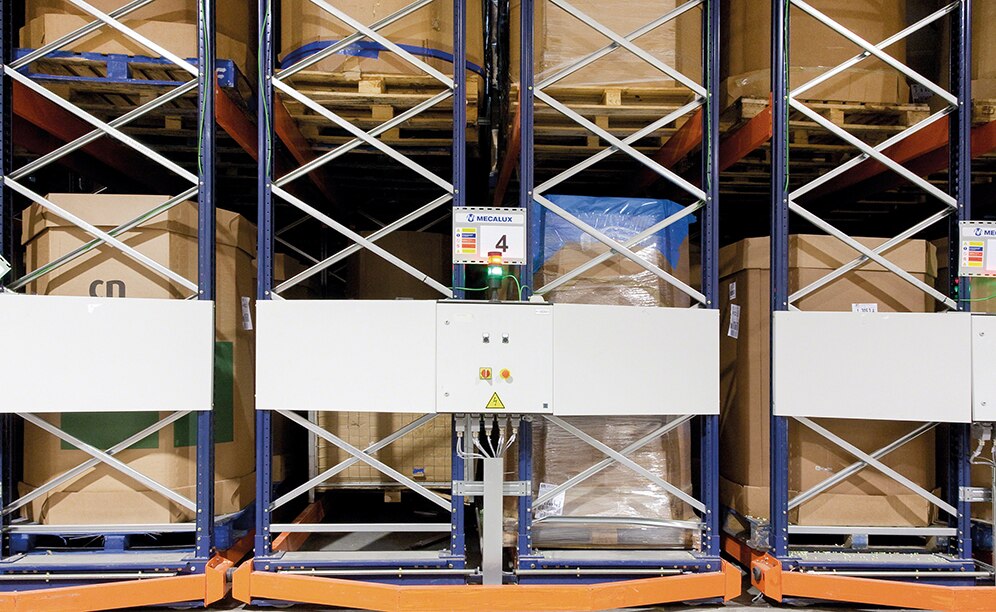 The pallets that, due to their size and characteristics, are not suitable to enter the automated installation are housed on Movirack mobile pallet racking placed in the ante-chamber
