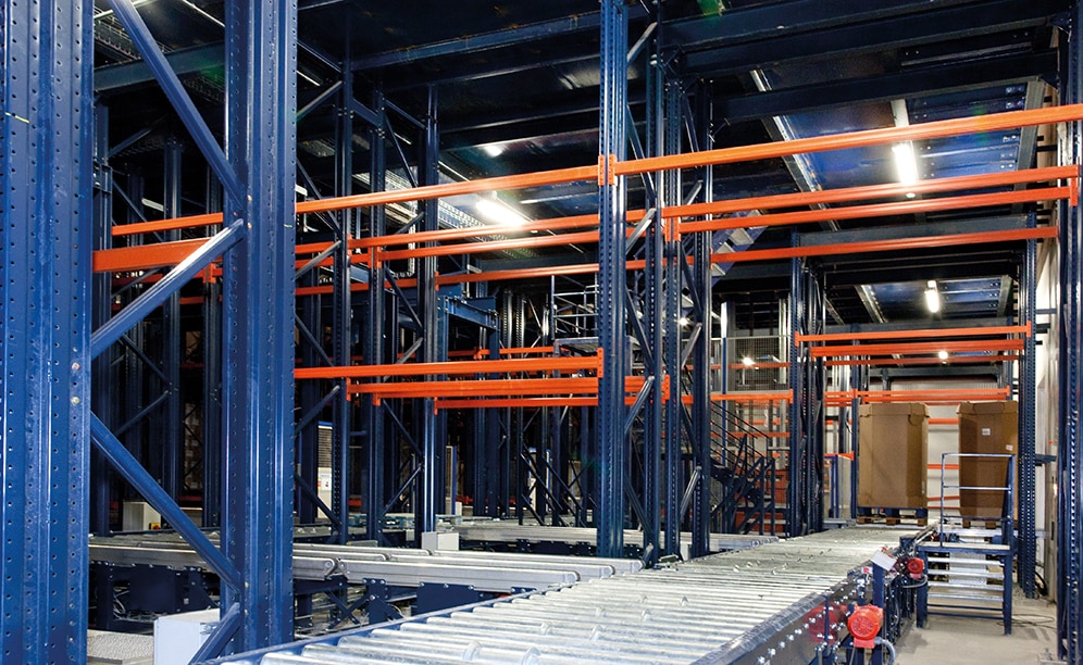 The output of products to dispatch takes place on the lower floor of the frozen storage installations. A conveyor circuit connects the storage aisles with the exit doors that open into the ante-chambers