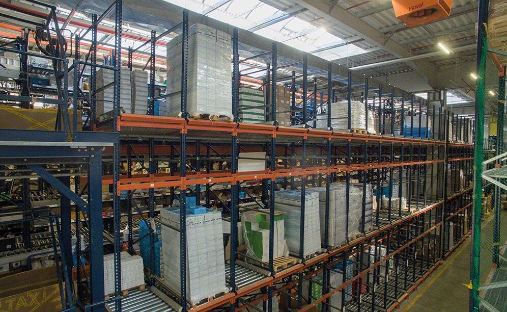 An aisle with double-depth live pallet racks has been arranged as part of the picking block