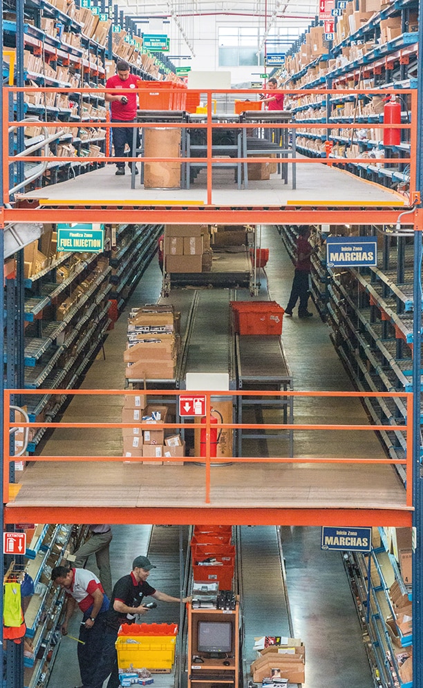 In the central area of the Apymsa warehouse is a huge 9 m high, 98 m long picking block