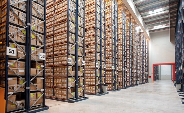 With such little agility offered by this constructive system and to make full use of storage space, racks were installed that occupy the entire height of the building served by order picking forklifts