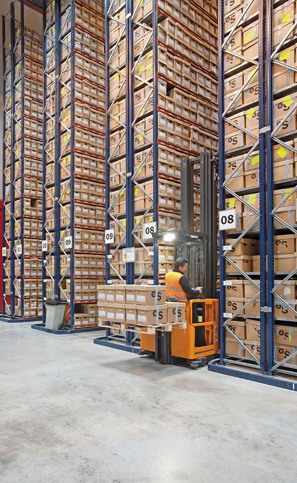 The order picking machines, which run through the aisles guided by side profiles, have a cabin where the operator works and front facing forks that carry the pallets