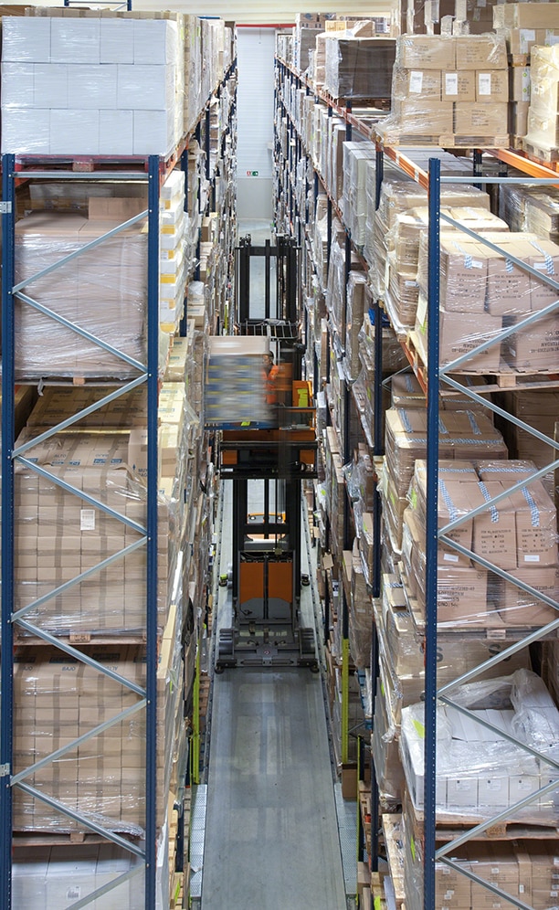 The boxes that arrive at the centre are not on pallets, they are placed on a pallet that the operator takes to the aisle and the corresponding location using the order picker