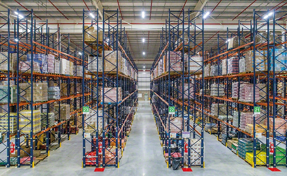 A warehouse sector has 9.5 m high racks with five different levels, and in sectors where the warehouse is the highest, the racks are 10.5 m high with six storage level