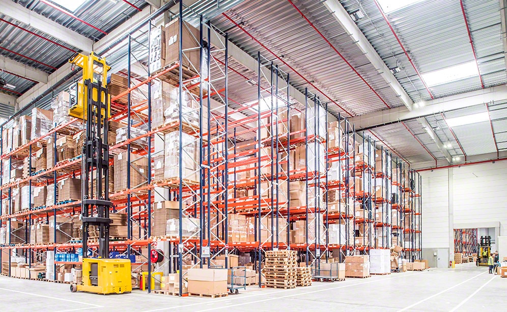 Pallet racks with picking levels facilitate the just-in-time production method of the chief French lamp manufacturer