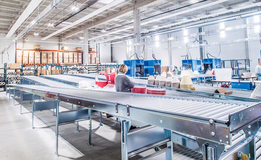 Operators assemble the light and leave it on another circuit of roller conveyors so that, once properly packaged, it is stored in the racks