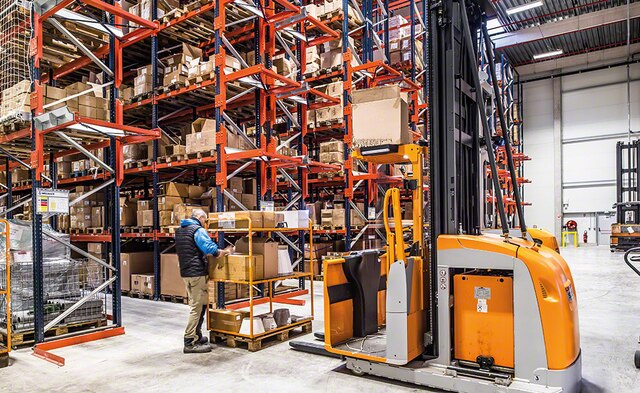 Racks with narrow aisles optimise the available warehouse surface in order to obtain a larger storage capacity