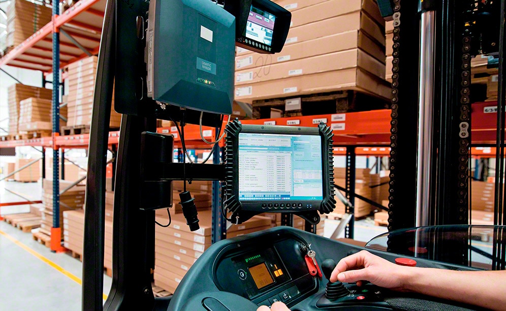 A camera is mounted on the upper part of the forklift’s blades to simplify pallet handling and avoid blows to the racking bays. Then, images are sent from the camera to a screen located inside the operator’s cabin for viewing