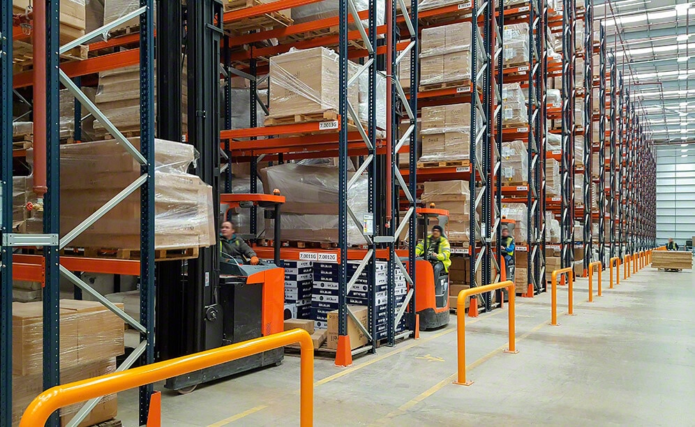 Pallet racks for furniture and décor items at the new Dwell & DFS warehouse Pallet racks for furniture and décor items at the new Dwell & DFS warehouse