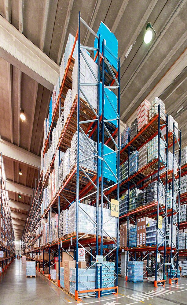 Mecalux set the warehouse up with 10.5 m high, 116 m long pallet racks