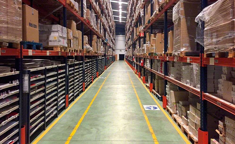 Storage for picking with walkways combined with pallet racks improve operations at Eralogistics