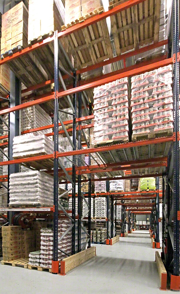 Levels above the racks house reserve pallets and in the lower ones picking operations take place directly