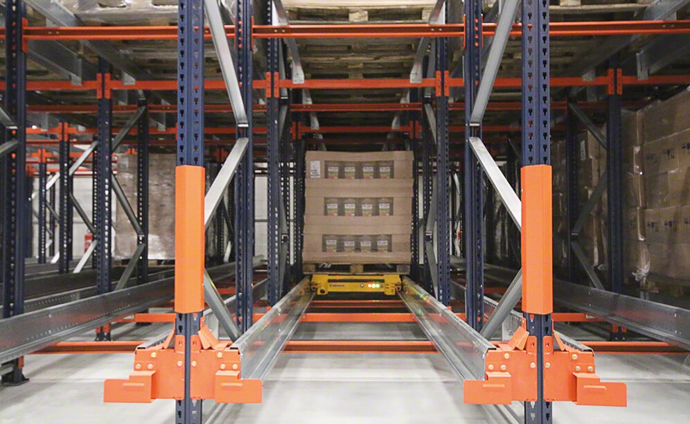 The high-density Pallet Shuttle system at Firat Food holds more than 1,500 pallets, divided over 128 channels that are 10 m deep